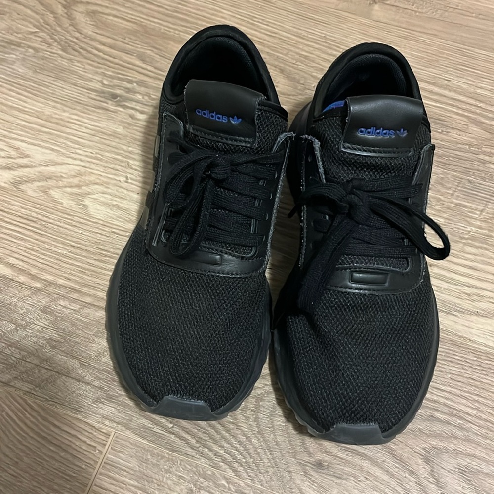Women’s Adidas tennis shoes - size 7.5